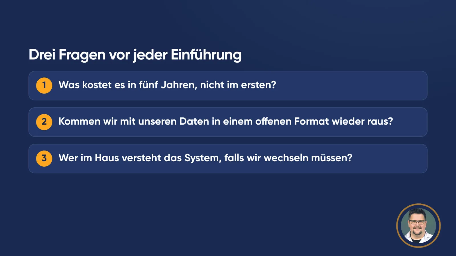 Folie «Drei Fragen vor jeder Einführung»: 1. Was kostet es in fünf Jahren, nicht im ersten? 2. Kommen wir mit unseren Daten in einem offenen Format wieder raus? 3. Wer im Haus versteht das System, falls wir wechseln müssen?