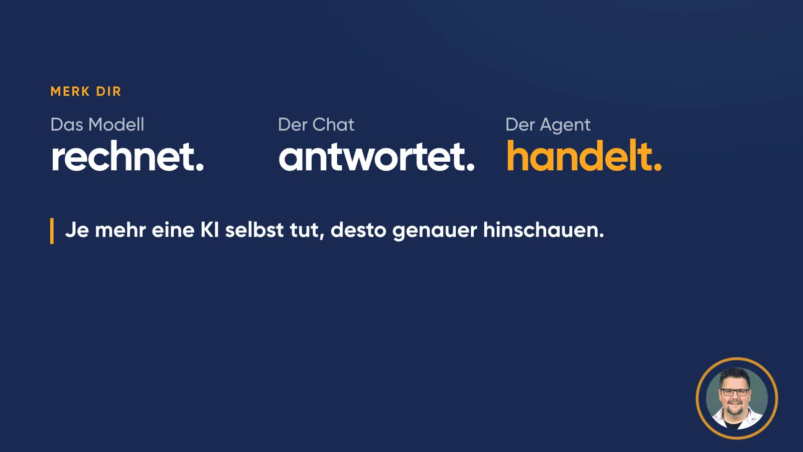 Folie «Merk dir»: «Das Modell rechnet. Der Chat antwortet. Der Agent handelt.» Darunter: «Je mehr eine KI selbst tut, desto genauer hinschauen.»