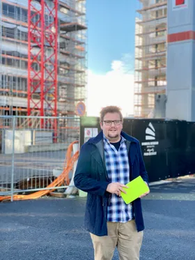 Rico Eberle vor einer Baustelle in Dübendorf