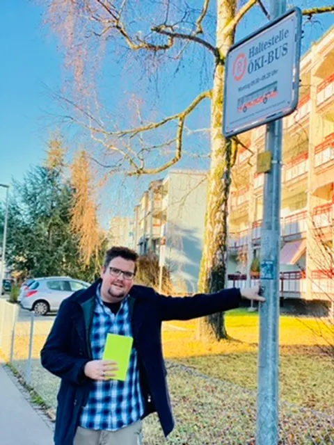 Rico Eberle an der ÖKI-BUS-Haltestelle