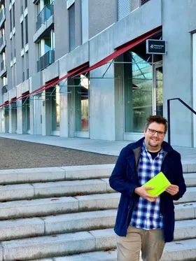 Rico Eberle vor der Primarschule Dübendorf