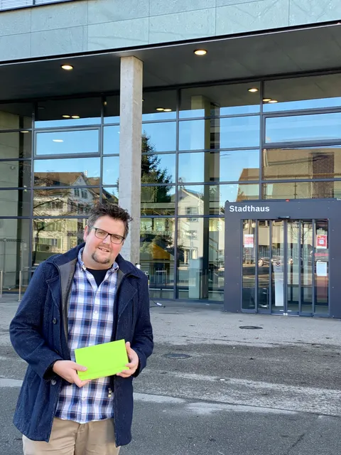 Rico Eberle vor dem Stadthaus Dübendorf